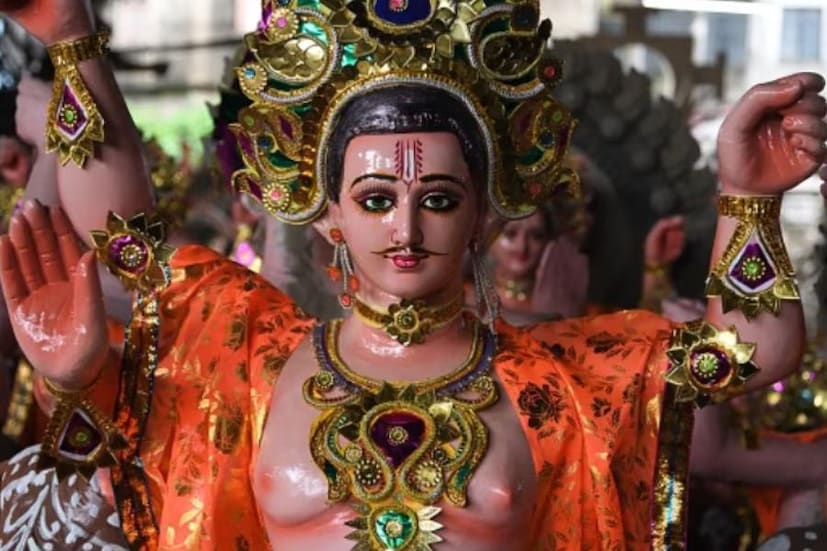 বিশ্বকর্মা পুজো আসা মানেই দুর্গাপুজোর ঢাকে কাঠি পড়ে গিয়েছে। এই পূজার মূল উদ্দেশ্য ভগবান বিশ্বকর্মাকে উৎসর্গ করা। যাকে দেব শিল্পী বলা হয়।