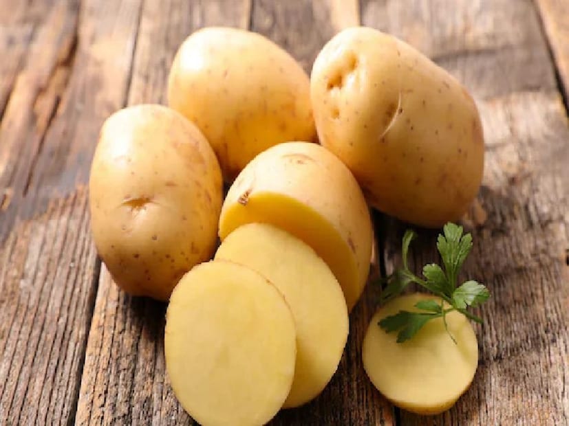 আলু অনেকটা সর্বঘটে কাঁঠালি কলার মতো। সব রান্নাতেই চলে। তবে পুষ্টিবিদরা খুব একটা সুনজরে দেখেন না। কারণ আলুতে প্রচুর পরিমাণে কার্বোহাইড্রেট থাকে। অতিরিক্ত খেলে ওজন এবং রক্তে শর্করার মাত্রা বৃদ্ধি পাওয়ার প্রভূত সম্ভাবনা রয়েছে।