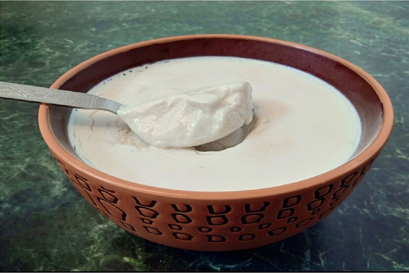 দই সারা বিশ্বেই ব্যাপকভাবে জনপ্রিয়। বিভিন্ন দেশে এর স্বাদ আলাদা। ভারতীয় উপমহাদেশে দই সাধারণত ঘন এবং সাদা রঙের হয়। আমাদের দেশে গরু বা মহিষের দুধ থেকে দই তৈরি করা হয়।
