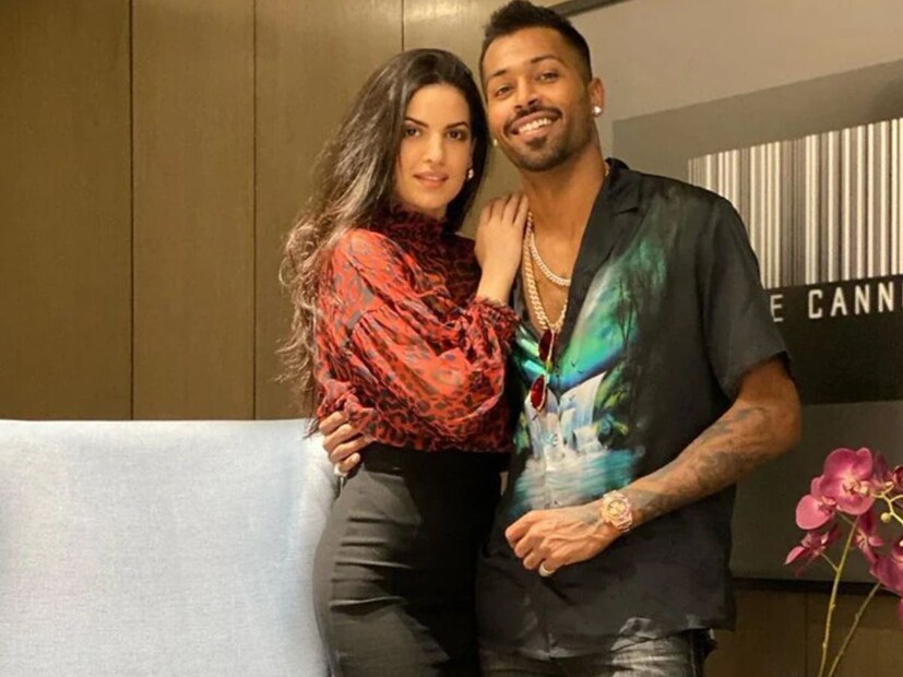 হার্দিক ও নাতাশাj &#96;বিয়ে ভেঙেছে সদ্য। তা হলে কি এরই মধ্যে আবার নতুন সম্পর্কে জড়িয়ে পড়লেন তিনি! এদিকে, অনন্যার সঙ্গে বলিউড নায়ক আদিত্য রায় কাপুরের সম্পর্ক ছিল বলে জানা যায়।