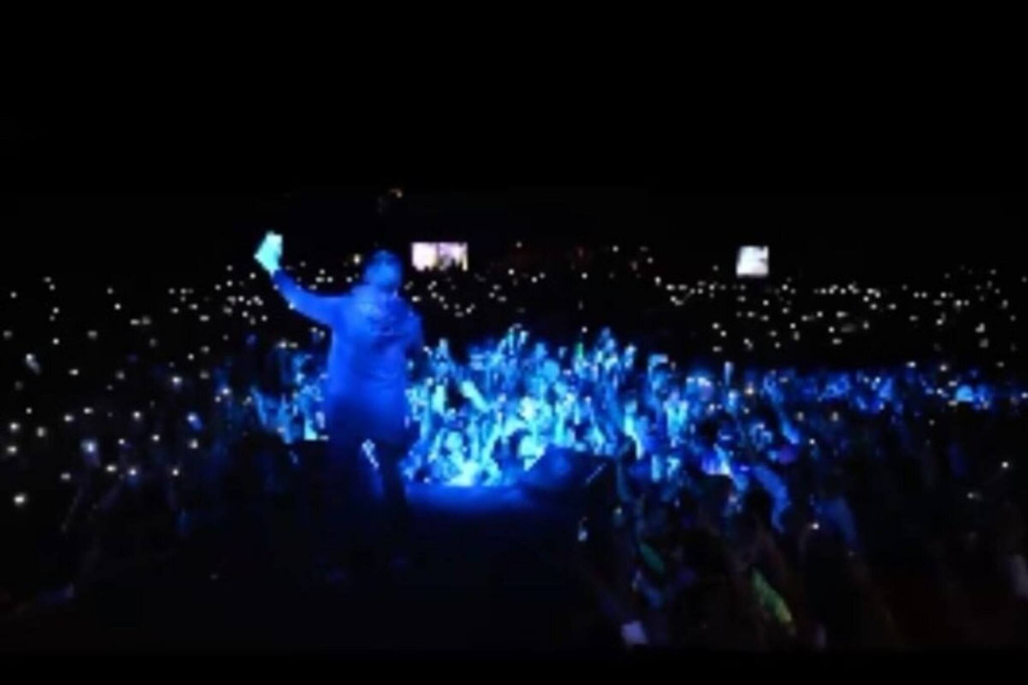 সংসার ভেঙে স্ত্রীর বন্ধুকে বিয়ে,চালিয়েছেন অটো!বলিউডে হিট গান মানেই তিনি!চেনেন?