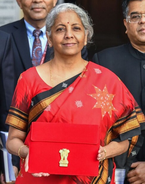 ২০২৩ সালের বাজেটের জন্য একটি লাল রঙের শাড়ি বেছে নিয়েছিলেন অর্থমন্ত্রী। ঐতিহ্যবাহী লাল রঙকে ভালোবাসা, শক্তি, সাহসিকতা এবং অঙ্গীকারের প্রতীক হিসেবে বিবেচনা করা হয়।