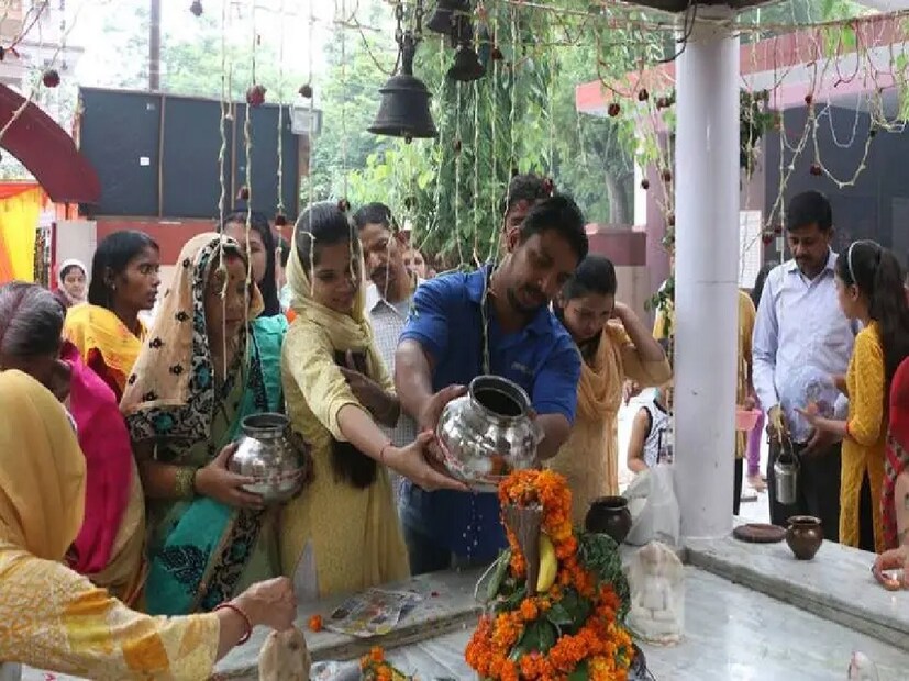 গঙ্গার জল: গঙ্গা জলকে পবিত্র বলে মনে করা হয় এবং এটি ঘরে রাখলে নেতিবাচক শক্তি দূর হয়। মকর সংক্রান্তির দিনে গঙ্গা জল ঘরে আনলে শুভ ফল পাওয়া যায়।