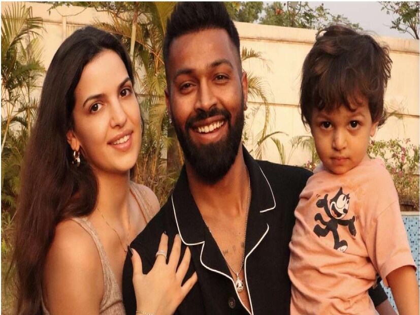 এই জল্পনা শুরু হয় যখন নাতাশা তার ইনস্টাগ্রাম হ্যান্ডেল থেকে 'পান্ডিয়া' পদবী সরিয়ে ফেলেন। 'নাতাশা এবং হার্দিক আলাদা?' শিরোনামের একটি ভাইরাল রেডডিট পোস্ট একে অপরের সোশ্যাল মিডিয়া থেকে অনুপস্থিতি এবং নাতাশা আইপিএল ২০২৪-র ম্যাচে অংশ না নেওয়ার কারণে জল্পনাকে বহুগুণ বাড়িয়ে দেয়।