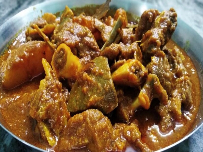 ঝোল বা কষা রান্না করার জন্য খাসির মাংস মাঝারি সাইজের কেনা ভাল। হাড় ও মাংসের অনুপাত হবে ৭০: ৩০। 