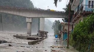 উড়ে গেল রাস্তা, ভেসে গেল জেসিবি মেশিন! টানা বৃষ্টিতে বিপর্যস্ত পাহাড়, ভয়াবহ রূপ তিস্তার