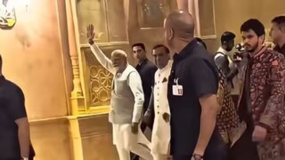 অনন্ত-রাধিকাকে আশির্বাদ করে বেরিয়ে গেলেন নরেন্দ্র মোদি! নব দম্পতির সঙ্গে প্রধানমন্ত্রীর ভিডিও ভাইরাল সোশ‍্যাল মিডিয়ায়
