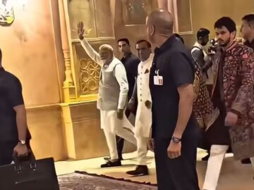অনন্ত-রাধিকাকে আশির্বাদ করে বেরিয়ে গেলেন নরেন্দ্র মোদি! নব দম্পতির সঙ্গে প্রধানমন্ত্রীর ভিডিও ভাইরাল সোশ‍্যাল মিডিয়ায়
