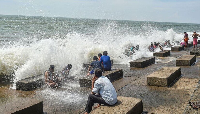 রাজ্য তথা জেলার জনপ্রিয় পর্যটন নাগরী দিঘা। ভ্রমণ প্রিয় বাঙ্গালীর প্রথম পছন্দের জায়গা দিঘা। শীত গ্রীষ্ম বর্ষা সব ঋতুতেই দেখা যেন বাঙালির কাছে গোয়া। সব ঋতুতেই দিঘা সমুদ্র সৈকতের পর্যটকের ভিড় লক্ষ্য করা যায়। দিঘার সেই ভিড় আরও বেড়েছে ভারতীয় রেলের বিশেষ উদ্যোগে। পশ্চিমবঙ্গের রাজধানী শহর কলকাতা এবং রাজ্যের জনপ্রিয় পর্যটন নগরী দিঘা আরও কাছাকাছি চলে এসেছে। ভারতীয় রেলের এই উদ্যোগে উপকৃত হচ্ছে ভ্রমণপ্রিয় বাঙালি। (সৈকত শী)
