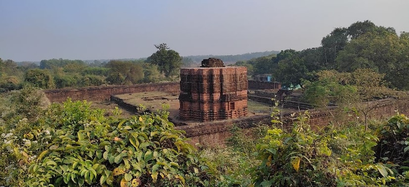 এমন সুন্দর একটি ইতিহাস প্রসিদ্ধ জায়গা রয়েছে কলকাতা থেকে খুব কাছে পিঠে। বাংলা ওড়িশা সীমানা এলাকা নয়াগ্রাম ব্লকের নেকড়াশোল থেকে মাত্র দু থেকে তিন কিলোমিটার দূরে রয়েছে ওড়িশার রাইবনিয়া ফোর্ট বা দুর্গ। চারিদিকে প্রাচীর দিয়ে ঘেরা বাংলা ওড়িশা সীমানা এলাকায় রয়েছে এই দুর্গ। ইতিহাস ঘেঁটে জানা যায়, ওড়িশার রাজারা কটক এবং পুরী শহরকে রক্ষা করার জন্য সুবর্ণরেখা নদীর পশ্চিম তীরে রাইবনিয়া দুর্গ নির্মাণের সিদ্ধান্ত নেন। এই দুর্গের গঠনশৈলী, সামনে থাকা মন্দির এবং গ্রামীণ এলাকায় এই ইতিহাস-ক্ষেত্র ঘুরে দেখলে আপনার মন ভালো হবে। জানতে পারবেন তৎকালীন সময়ের নানা ইতিহাস।