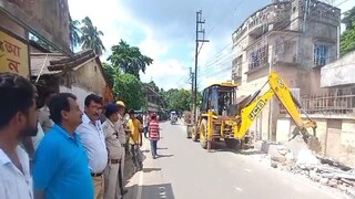 মেমারি পৌরসভায় ভেঙে দেওয়া হল রাস্তার পাশের অবৈধ নির্মাণ। মেমারি পৌরসভায় ভেঙে দেওয়া হল রাস্তার পাশের অবৈধ নির্মাণ।