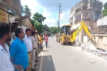 ফুটপাত দখল করে ব্যবসা নয়! মেমারিতে ভাঙা হল দোকান, অবৈধ নির্মাণ