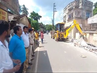 মেমারি পৌরসভায় ভেঙে দেওয়া হল রাস্তার পাশের অবৈধ নির্মাণ।