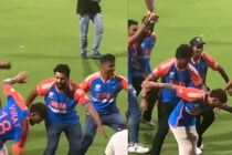 দশমীর ভাসান নাচ ফেল! রোহিত, বিরাটের এই ডান্স দেখুন, হা হয়ে যাবেন