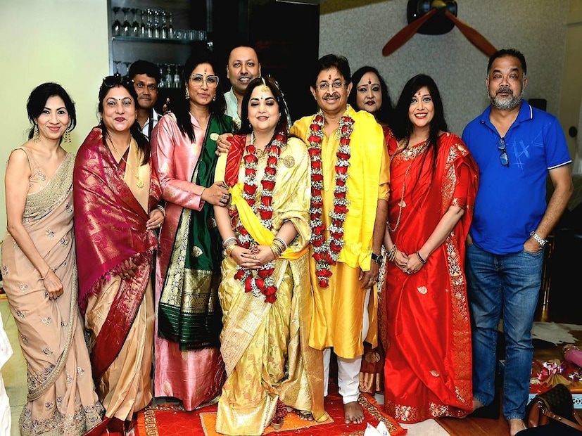 এদিন রেজিস্ট্রি করে বিয়ে হলেও কনে ও বরের পরণে ছিল জোড়, হাতে ছিল গাছকৌটোও৷ হাতে শাঁখা-পলাও পরেছিলেন স্নেহাশিসের নতুন স্ত্রী অর্পিতা৷