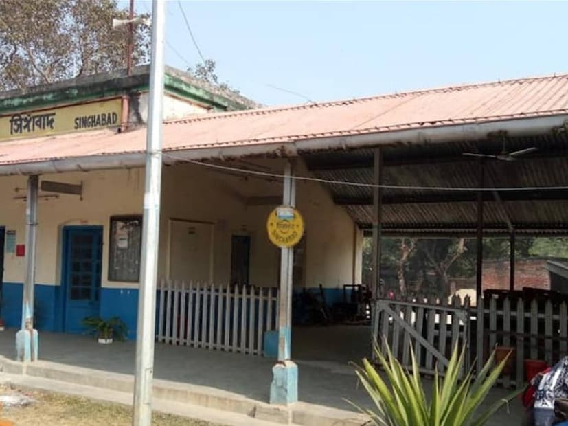 ১৯৭১ সালে বাংলাদেশের স্বাধীনতার পরে, ১৯৭৮ সালে দুই দেশের মধ্যে একটি চুক্তি হয়। সেই চুক্তি অনুযায়ী সিঙ্গাবাদ দিয়ে মালগাড়ি যাতায়াত শুরু হয়। প্রসঙ্গত, এই স্টেশন দিয়েই এক সময় যাতায়াত করত দার্জিলিং মেল।
