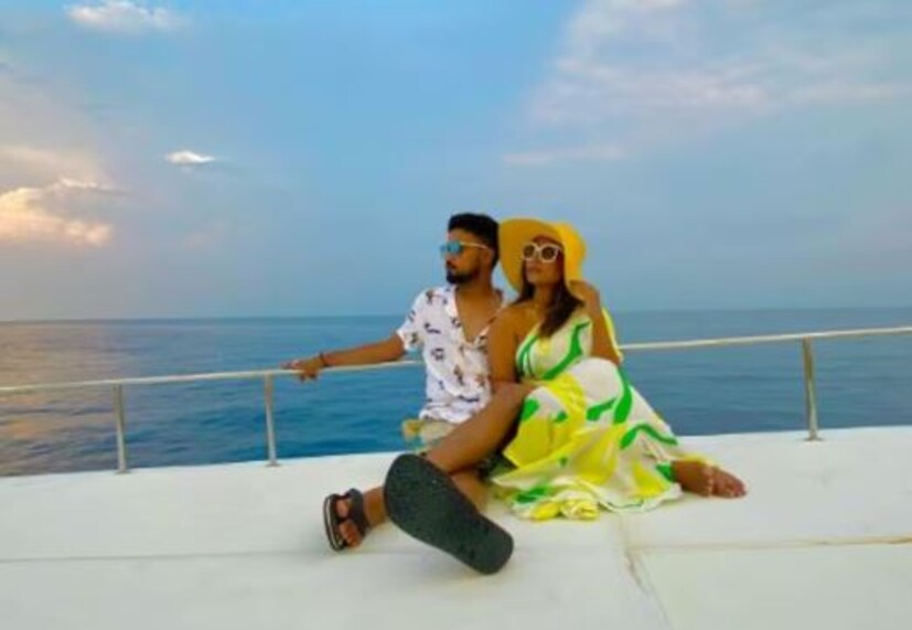 হিনা-রকির দেখা হয়েছিল টিভি শো 'ইয়ে রিশতা কেয়া কেহলাতা হ্যায়'-এর সেটে। এই শোয়ের লিড অভিনেত্রী ছিলেন হিনা। এই শো-এর সেট থেকেই দুজনের প্রেমের গল্প শুরু হয়। হিনা ও রকিকে প্রায়ই একে অপরের সঙ্গে সময় কাটাতে দেখা যায়। 