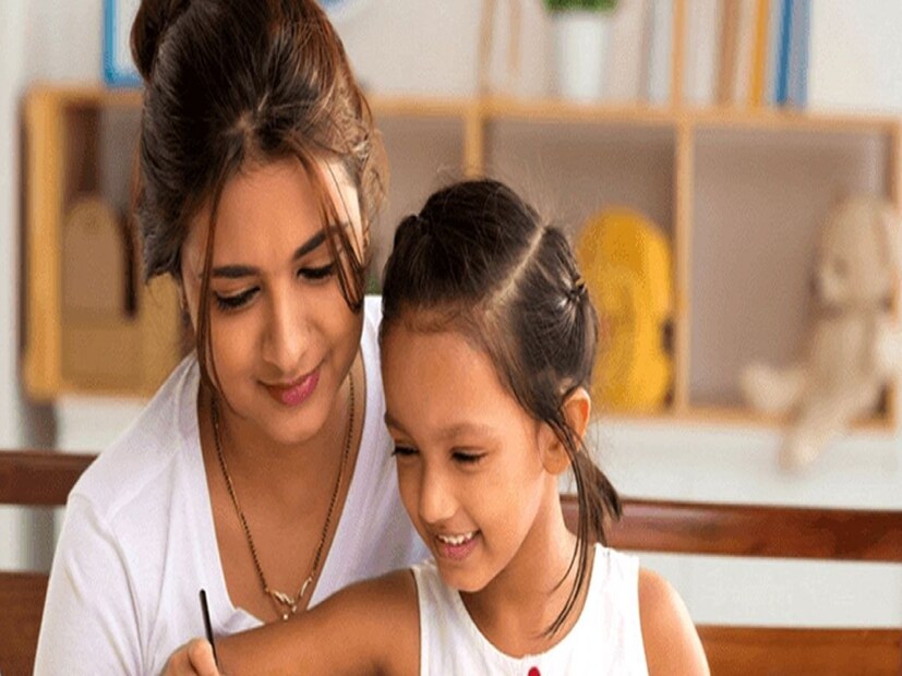 সমীক্ষা বলছে ২ থেকে ৪ বছরের বাচ্চারা গুছিয়ে মিথ্যে কথা বলতে ভালবাসে। এদিকে মিথ্যে বলছে মানেই বাবা-মার চিন্তা বাড়ছে। তাঁরা ভাবছেন এই বয়স থেকেই এত্ত পাকা! স্বভাবতই এমন পরিস্থিতিতে বাচ্চার উপর চলে বকাঝকা, জোটে মারও। তবে বিশেষজ্ঞরা বলছেন, মিথ্যে কথা বলার মধ্যে দিয়েই কিন্তু বাচ্চাদের প্রথম বুদ্ধির বিকাশ হয়। তারা তাদের মনের ভাব গুছিয়ে প্রকাশ করতে শেখে। তাই ছোট বয়সে মিথ্যে কথা বলার অভ্যেস থাকলে তা মোটেই খারাপ নয়। (প্রতীকী ছবি)