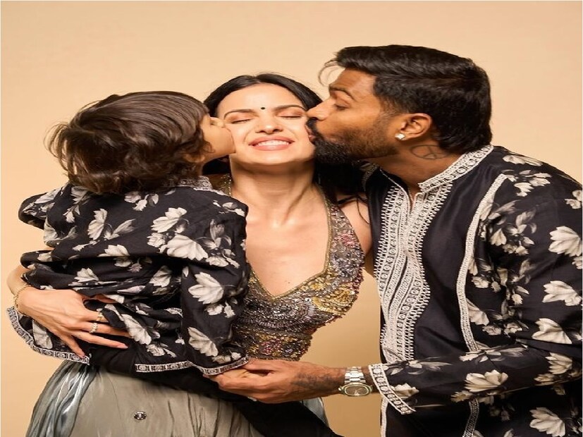 টি টোয়েন্টি বিশ্বকাপ জেতার পর  সারা দেশ যখন হার্দিক পান্ডিয়াকে তাঁর পারফরম্যান্সের জন্য অভিনন্দন জানাচ্ছিল, তখনও হার্দিক পান্ডিয়ার জন্য নাতাশার কোনওরকম অভিনন্দন মেসেজ পোস্ট করেননি। তবে নাতাশা বিভিন্ন অন্য পোস্ট  তাঁর বিবাহবিচ্ছেদের খবরকে আরও উসকে দিয়েছে৷
