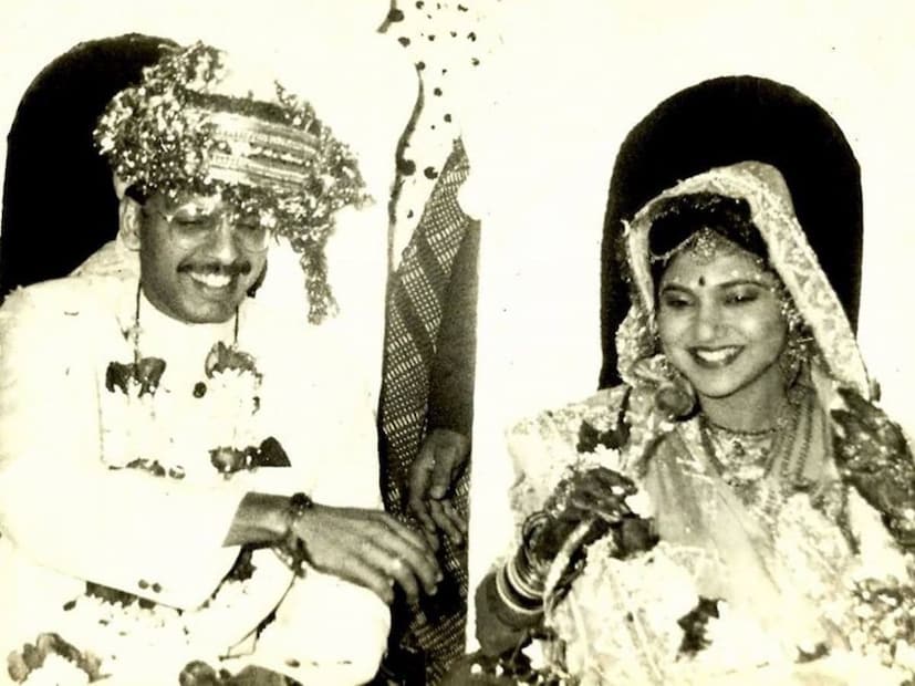 কেরিয়ারের চাপের ছায়া কখনও তাঁর ব্যক্তিগত জীবনে পড়তে দেননি তিনি। তাই স্বামীর থেকে অনেক দূরে থেকেও কখনও তাঁদের মধ্যে দূরত্ব তৈরি হয়নি। ১৯৮৯-এ শিলংয়ের এক ব্যবসায়ীকে বিয়ে করেন অলকা। কর্মসূত্রে বছরের বেশির ভাগ দিন অলকাকে মুম্বইয়েই থাকতে হয়। আর ব্যবসার প্রয়োজনে তাঁর স্বামী নীরজ কুমার রয়ে গিয়েছেন শিলংয়ে।