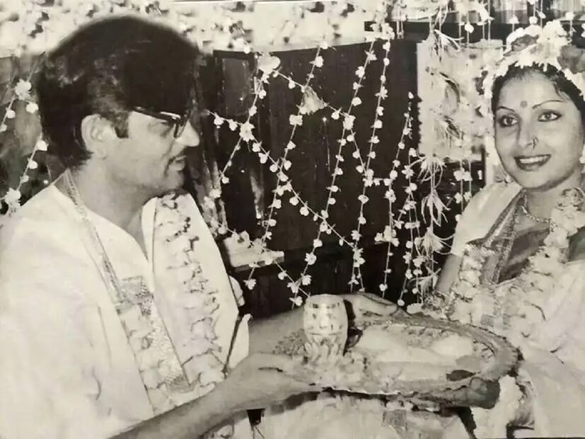 এই তিক্ততার ভার বহন করতে করতে গুলজার রাখির বিবাদ চরমে ওঠে। আর এমন সময় গুলজার শুরু করেন সুচিত্রা সেনকে নিয়ে, তাঁর ‘আঁধি’ ছবির শ্যুটিং। শ্যুটিংয়ের সময়ে রাখিও কাশ্মীরে যান গুলজারের সঙ্গে।