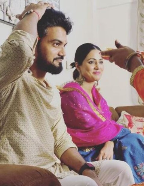 হিনা খান তাঁর অসুস্থতার জন্য চিকিৎসা নিচ্ছেন। সম্প্রতি তার কেমোথেরাপি হয়েছে। এটা তাদের জন্য মোটেও সহজ নয়। ক্যানসারের চিকিৎসার সময় শরীরে অনেক পরিবর্তন ঘটে। এর পার্শ্বপ্রতিক্রিয়া বেশ বিপজ্জনক যাতে মানুষের চুলও পড়ে। এমন পরিস্থিতিতে হিনা সাহস দেখিয়ে চুল কেটে ফেলেন। (ছবি: ইনস্টাগ্রাম)