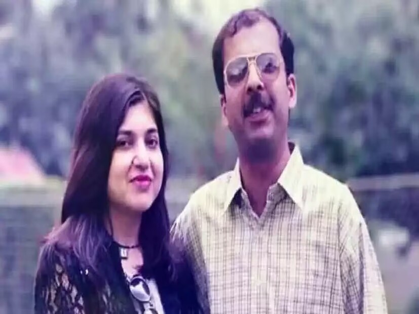 এ রকম পরিস্থিতিতে বেশির ভাগ সম্পর্কেই বিচ্ছেদ আসে। অলকা-নীরজের ক্ষেত্রে কিন্তু তা হয়নি। তাঁদের মধ্যে বোঝাপড়া এমনই। তাঁদের পরিচয় অনেকটা ফিল্মের মতোই। মায়ের সঙ্গে অলকা দিল্লি গিয়েছিলেন এক বার। স্টেশনে তাঁদের নিতে আসেন নীরজ। তাঁরা কেউই একে অপরকে চিনতেন না। নীরজ ছিলেন অলকার মায়ের বন্ধুর আত্মীয়। প্রথম দেখাতেই ভাল লেগে গিয়েছিল একে অপরকে।