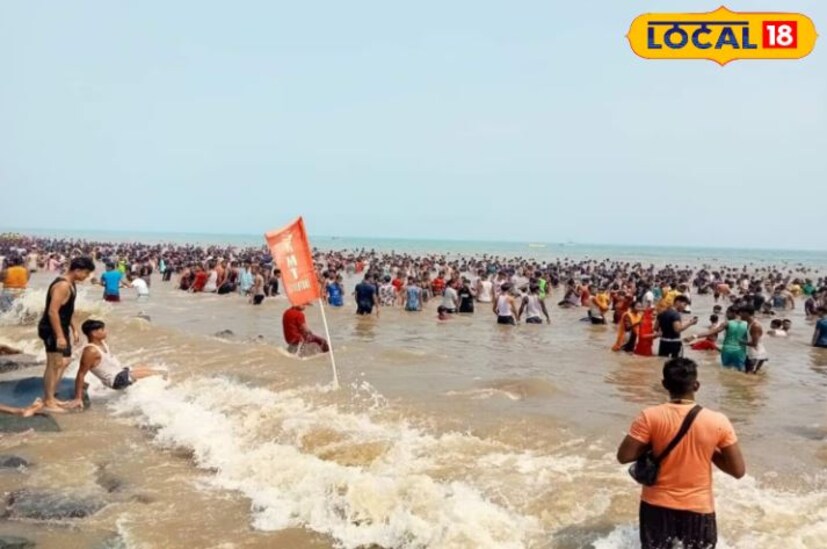 এতদিন হাওড়া বা সাঁতরাগাছি থেকে ট্রেনে চেপে দিঘা আসতে হত। এবার সরাসরি কলকাতা থেকে দিঘা ট্রেন চালু হয়েছে। যার ফলে দিঘায় ভিড় বাড়ছে। কিন্তু এই ট্রেনটির নিয়ে পর্যটকদের মনে কিছুটা ক্ষোভ রয়েছে। পর্যটকরা জানান ট্রেনটি যাত্রাপথে অনেক বেশি টাইম নিয়ে ফেলছে। যার ফলে কিছুটা অসুবিধার সম্মুখীন তাঁরা। যদিও এই ট্রেনটি পর্যটকের বিশেষ উপকার হয়েছে বলে মনে করছেন বহু সংখ্যক পর্যটক। আর এই ট্রেন যাত্রা শুরু হওয়ায় দিঘার হোটেল ব্যবসায়ী থেকে সাধারণ ব্যবসায়ীরা খুশি।