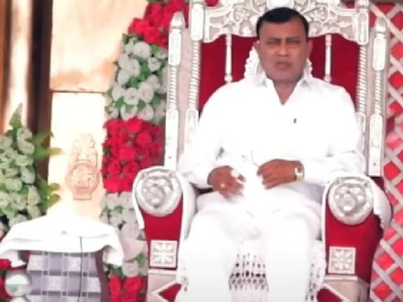 কিসের টানে ভোলেবাবার কাছে জড়ো হতেন মহিলারা? ফাঁস করলেন স্থানীয় গ্রামবাসীরা। সুরজপাল বাবার গ্রামের পাশের গ্রাম চকের বাসিন্দারা জানিয়েছেন, মোহিনী মন্ত্র জানতেন সুরজপাল। 