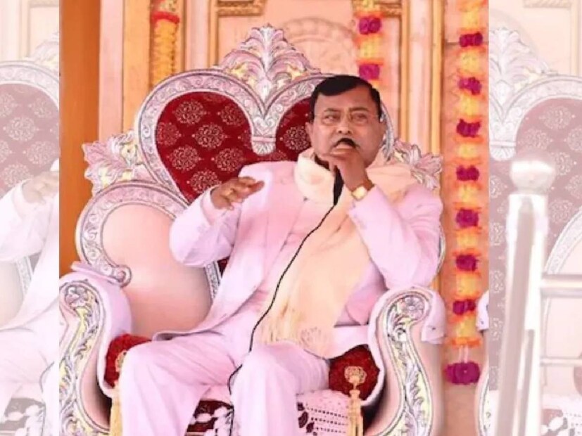 শুধু তাই নয়, চক গ্রামের বাসিন্দাদের আরও দাবি, একদল ‘সুন্দরী’ মহিলা বাবার সঙ্গে সব সময় থাকতেন। শুধু তাই নয়, ‘মথুরার মতো সুরজপাল বাবার কাছেও নাকি রাসলীলা চলত’। বাবার কীর্তি এখানেই শেষ নয়, গ্রামবাসীদের আরও দাবি, জন্মাষ্টমীর দিন নাকি বাবা কানহাইয়া অর্থাৎ কৃষ্ণের বেশে ভক্তদের কাছে হাজির হতেন।