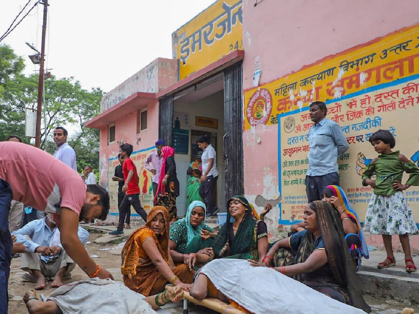 এই ‘সুন্দরী মহিলারা’ গোপিনীর মতো পোশাক পরে বাবার সঙ্গে থাকতেন। বাবা অন্য কোথাও গেলেও এই মহিলারা সুরজপাল সিংয়ের সঙ্গে যেতেন, বলে জানিয়েছেন চক গ্রামের গ্রামবাসীরা।