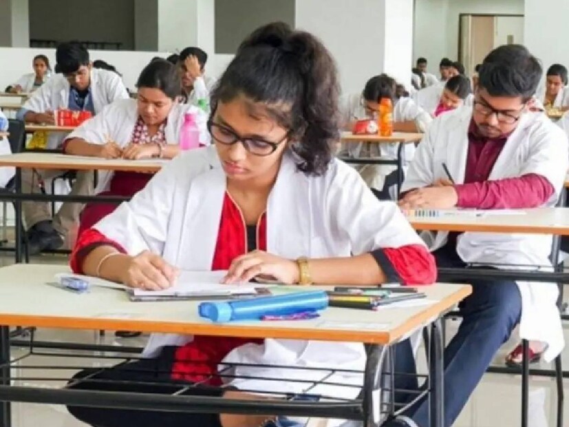 গত মাসেই আগাম সতর্কতা হিসাবে নিট-পিজি পরীক্ষা স্থগিত করে দিয়েছিল ন্যাশনাল বোর্ড অফ এক্সামিনেশন ইন মেডিক্যাল সায়েন্সেস (এনবিইএমএস)। এর পর থেকে উৎকণ্ঠার মধ্যে ছিলেন পরীক্ষার্থীরা।
