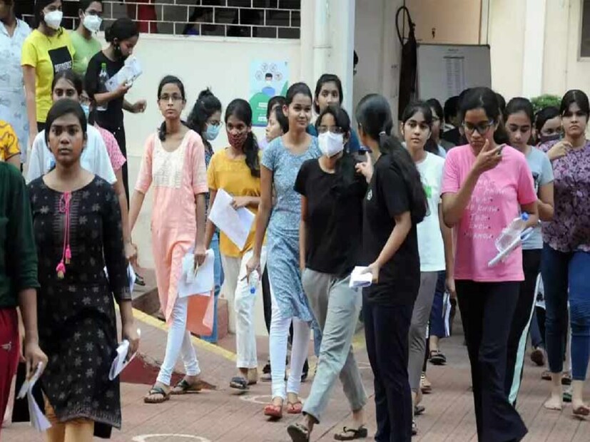 আবেদনের প্রক্রিয়া: প্রথম ধাপ – ব্যাঙ্ক এবং আর্থিক প্রতিষ্ঠান এডুকেশন লোন দেয়। সবার আগে সেই সব ব্যাঙ্ক এবং আর্থিক প্রতিষ্ঠানের ওয়েবসাইটে গিয়ে সুদের হার, ঋণ পরিশোধের শর্ত কী রয়েছে দেখতে হবে। এরপর নিজের জন্য যেটা উপযুক্ত, বেছে নিতে হবে সেটা।