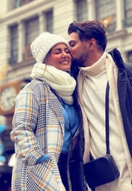 হিনা খান তার সোশ্যাল মিডিয়া হ্যান্ডেলে একটি ভিডিও শেয়ার করেছেন যা দেখার পরে যে কেউ আবেগপ্রবণ হয়ে পড়ে। ভিডিওতে দেখা গেছে যে হিনা যখন তার চুল কাটছিল, তখন তার মা তার পিছনে কাঁদছিলেন৷ 