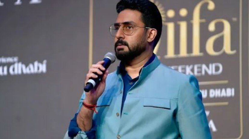গত ২৪ বছর ধরে অভিষেক বচ্চন বলিউডে সক্রিয়। বাবার মতো তিনি অসাধারণ সাফল্য পাননি। কিন্তু সময়ের সঙ্গে সঙ্গে নিজস্ব পরিচয় তৈরি করেছেন তিনি। চলচ্চিত্র থেকে ওয়েব সিরিজ, তাঁর অভিনয়ে তিনি মুগ্ধ করেছেন। জুনিয়র বি প্রায়ই সোশ্যাল মিডিয়াতে খুব সক্রিয় এবং প্রায়শই ট্রোলের লক্ষ্য হন৷ অনেক সময় তিনি ট্রোলিং উপেক্ষা করেন, কিন্তু যখন এটি মাত্রা ছাড়িয়ে যায়, তখন তিনি উপযুক্ত জবাব দিতে পিছপা হন না। যখনই ট্রোলিং-এর শিকার হন তাঁর মেয়ে আরাধ্যার তখন তিনি মারাত্মক উত্তর দেন।