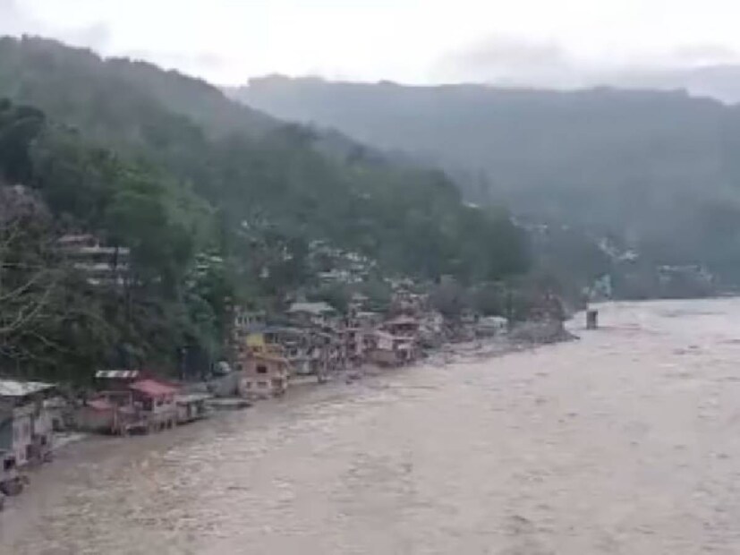 রবিবার রথের দিন এবং সোমবার দার্জিলিং, কালিম্পং, আলিপুরদুয়ার, কোচবিহার এবং জলপাইগুড়ি জেলার বিভিন্ন স্থানে ভারী বৃষ্টিপাতের সম্ভাবনা রয়েছে।