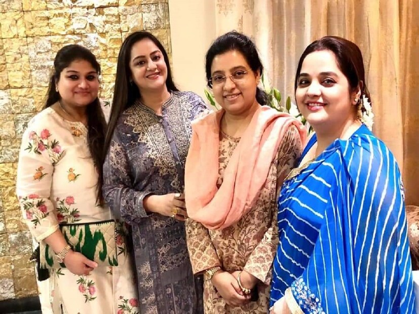রবিবার দুপুরবেলা বিয়ে, রেজিস্ট্রি করে বিয়ে হবে৷ এদিনের রেজিস্ট্রি অনুষ্ঠানে দাদা ও ডোনা থাকবেন না৷ তবে রিসেপশনে দাদা থাকবেন৷ এদিনের রিসেপশনের নিমন্ত্রণপত্রে  আরএসভিপিতে নাম রয়েছে সৌরভ গঙ্গোপাধ্যায় ও ডোনা গঙ্গোপাধ্যায়ের৷
