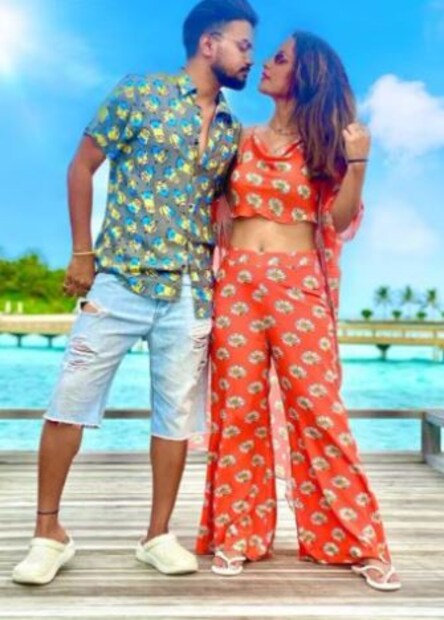 হিনার অসুস্থতা এবং বিয়ে সম্পর্কে রকি জয়সওয়াল জানিয়েছেন যে তাঁদের সম্পর্ক মোটেও ঠুনকো নয়৷  হিনা সুস্থ না হওয়া পর্যন্ত তিনি অপেক্ষা করবেন। বিয়ে করার কোনও তাড়া নেই তাঁর। এখন শুধু হিনার সুস্থ হওয়ার অপেক্ষায়। রকি বলেন, দুজনে একসঙ্গে ছিলেন এবং একসঙ্গেই থাকবেন। এখন রকির এই পদক্ষেপের প্রশংসা করা হচ্ছে। 