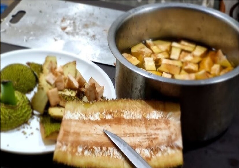 রামপুরহাটের বিশিষ্ট ডাক্তার আশিস রায় জানাচ্ছেন, এঁচোড়ের উপকারিতা অনেক। বহু মানুষই এর উপকারিতা সম্পর্কে জানেন না। বরং, তাঁরা স্বাদের জন্যই এই সবজি খেয়ে থাকেন।