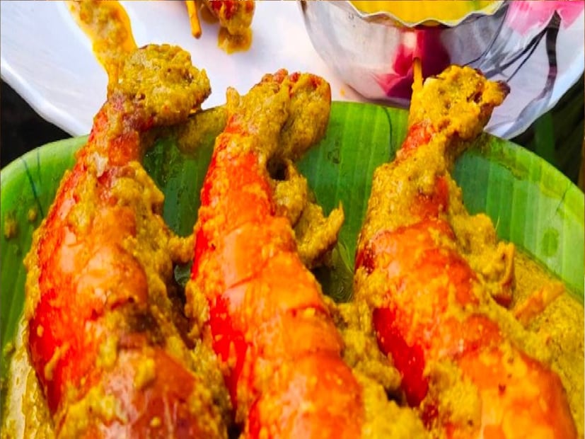 বাঙালি চিরকালই ভোজনরসিক। ইলিশ বা চিংড়ি নিয়ে তর্ক বিতর্ক যতই থাকুক না কেন ইলিশ ভাপা হোক বা চিংড়ির মালাইকারি রসনাতৃপ্তিতে বাঙালি এই দুইয়ের মধ্যে যে কোনওটার সঙ্গেই আপস করবে না তা প্রায় সকলেই একমত। 