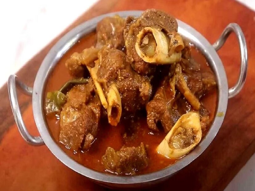 ছুটির দিনে মাটন না হলে চলে না বাঙালির। অধিকাংশ আমিষপ্রেমীই তাঁদের রসনা নিবৃত্তিতে ভরসা রাখেন মাটনের নানা পদের উপর। তবে সবচেয়ে জনপ্রিয় গরম ভাতের সঙ্গে কষা খাসির মাংস অথবা আলু দিয়ে মাটনের ঝোল। 