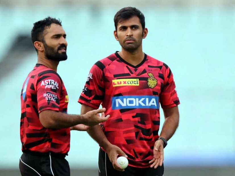 নায়ার ভারতের জন্য মাত্র ৩ টি একদিনের ম্যাচে খেলছেন৷ তবে ঘরোয়া ক্রিকেটে তাঁর রেকর্ড কামাল৷ ফার্স্ট ক্লাস ক্রিকেটে নায়র ৫০০০-র বেশি রান করেছেন৷ লিস্ট এ ম্যাচে ২০০০-র বেশি রান করেছে৷