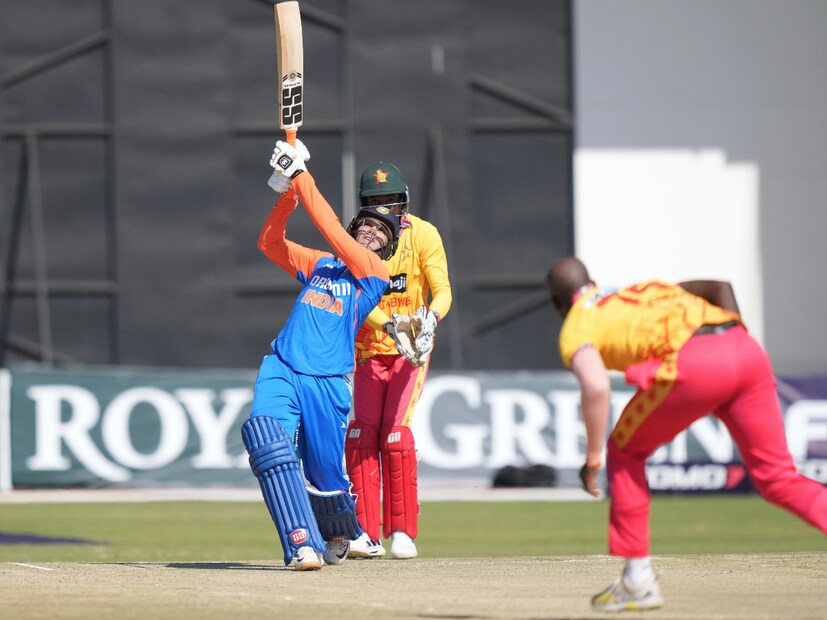 শুভমান গিল শুরুতে আউট হলেও মারকাটারি ব্যাটিং করেন অভিষেক শর্মা। বিধ্বংসী ব্যাটিং করে কেরিয়ারের দ্বিতীয় ম্যাচেই শতরান করেন তরুণ বাঁ হাতি ব্যাটার। ৪৭ বলে ১০০ রান করেন অভিষেক শর্মা। ইনিংসে ৮টি ছয় ও ৭টি চার মারেন তিনি।