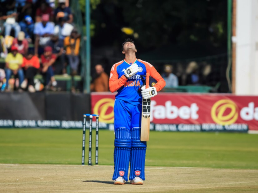 অভিষেক শর্মা রীতিমত জিম্বাবোয়ের বোলারদের নিয়ে ছেলেখেলা করেন। বাঁ হাতি ব্যাটারের এমন বিধ্বংসী ব্যাটিং প্রশংসিত হচ্ছে সর্বত্র। অনেকে তো ইতিমধ্যেই বলতে শুরু করে দিয়েছে ওপেনিংয়ে রোহিতের বদলি পেয়ে গেল ভারত।