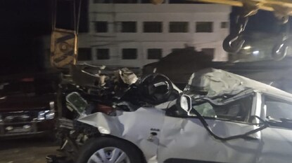 লরির সঙ্গে সংঘর্ষে দুমড়ে মুচড়ে যায় গাড়িটি৷ লরির সঙ্গে সংঘর্ষে দুমড়ে মুচড়ে যায় গাড়িটি৷