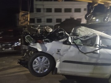 লরির সঙ্গে সংঘর্ষে দুমড়ে মুচড়ে যায় গাড়িটি৷ 