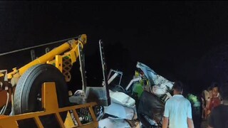 দুর্ঘটনার জেরে দুমড়ে মুচড়ে যাওয়া অ্যাম্বুল্যান্স৷ দুর্ঘটনার জেরে দুমড়ে মুচড়ে যাওয়া অ্যাম্বুল্যান্স৷