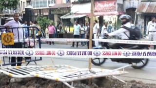 কলকাতার রাস্তায় মাটির নীচে মহিলার পচাগলা দেহ! বিধান সরণীতে রহস্য কলকাতার রাস্তায় মাটির নীচে মহিলার পচাগলা দেহ! বিধান সরণীতে রহস্য