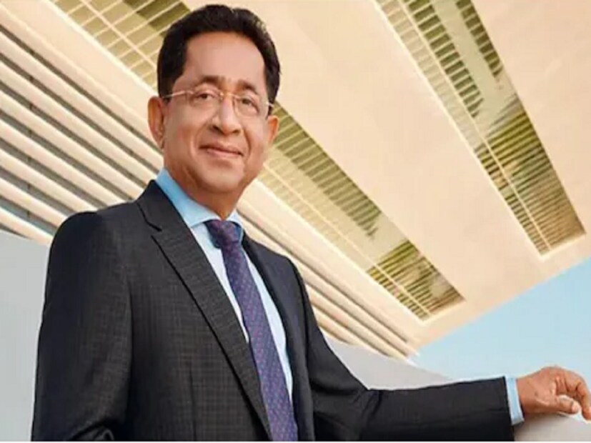 আলুক্কাসরা আসলে ৫ ভাই। ২০০২ সালে তাঁরা জুয়েলারির ব্যবসা ভাগ করে নেন। তাই ৫ ভাগে নিজেদের ব্যবসা প্রতিষ্ঠা করেন। এরপরেই জয় কঠিন পথ বেছে নেন। তিনি কেরলের কোট্টায়ামে ৫৮০০ বর্গফুটের একটি হেডকোয়ার্টার স্টোর খোলেন। এরপরে তামিলনাড়ুর কোয়েম্বত্তূরে খোলেন দ্বিতীয় স্টোর। ব্যবসার নতুন নাম দিতে চেয়েছিলেন জয়। ফলে ২০০৫ সালে যাত্রা শুরু করে জয়ালুক্কাস।বলা হয়, সোনার ব্যবসাকে এক নতুন উচ্চতায় নিয়ে গিয়েছিলেন জয়। চালু করেন একটি ক্যারাটমিটার। যার মাধ্যমে গ্রাহক নিজেই দেখে নিতে পারবেন, তাঁদের গয়নায় কত ক্যারাট সোনা রয়েছে। এমনকী সোনার দামও বেঁধে দেন তিনি। তামিলনাড়ু থেকে দিল্লি পর্যন্ত এমনকী লন্ডনেও মোট ৬টি স্টোর খোলেন। 