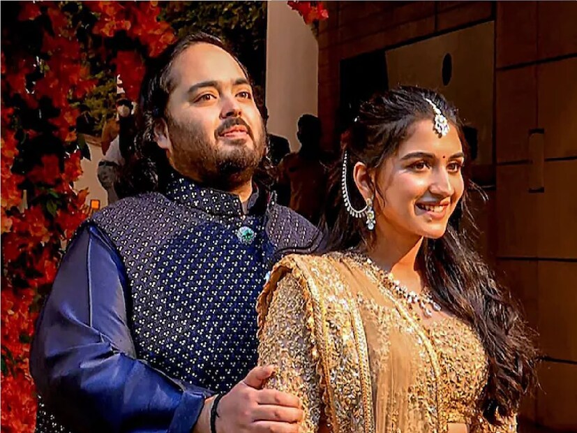 প্রাক বিবাহ অনুষ্ঠানের মতো বিবাহ অনুষ্ঠানও ছিল চোখধাঁধানো। দেশের নামিদামি ব্যক্তিত্ব, ব্যবসায়ী, বলিউড স্টারের পাশাপাশি উপস্থিতি ছিলেন কিম কার্দাশিয়ানের মতো আন্তর্জাতিক তারকারাও।
